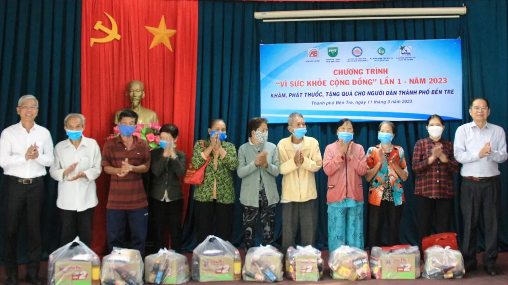  Phó Chủ tịch UBND TPHCM Võ Văn Hoan trao quà cho bà con có hoàn cảnh khó khăn tại Bến Tre