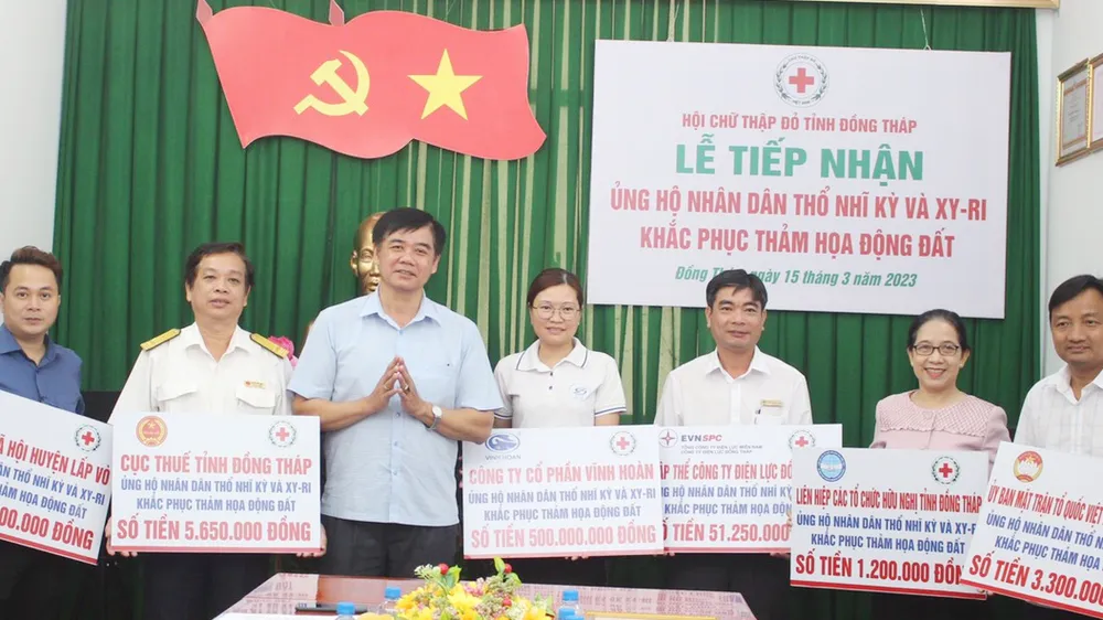 Chủ tịch Hội Chữ thập đỏ tỉnh Đồng Tháp tiếp nhận tiền ủng hộ 