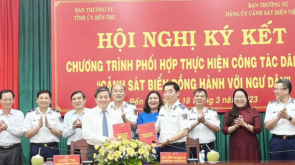 Hai đơn vị thực hiện ký kết chương trình hợp tác “Cảnh sát biển đồng hành cùng ngư dân”