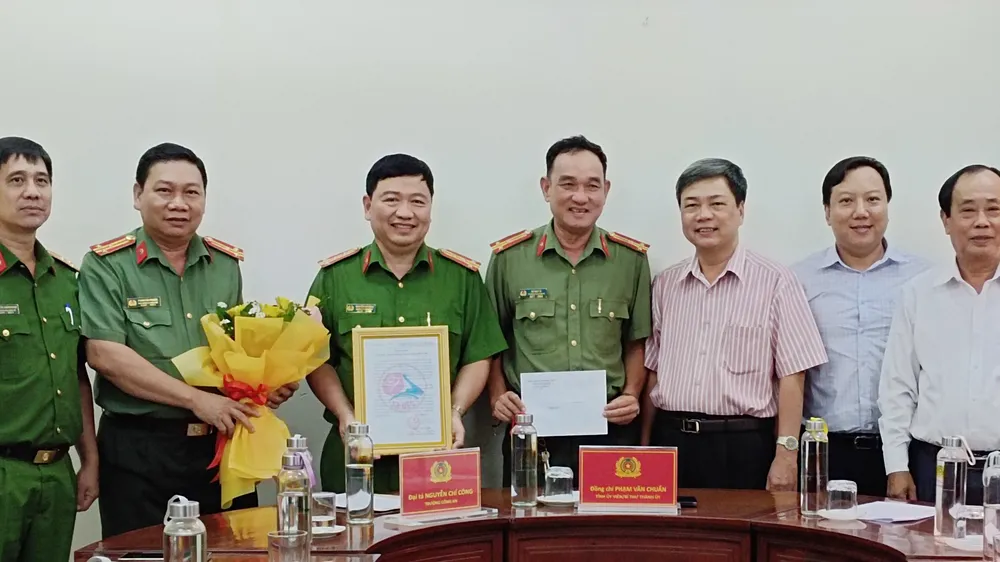 Khen thưởng, khích lệ tinh thần lực lượng làm nhiệm vụ. Ảnh: THANH NGHĨA