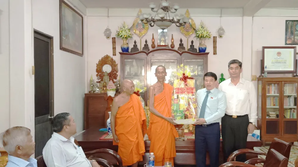 Chủ tịch Hội đồng Dân tộc của Quốc hội Y Thanh Hà Niê và Thứ trưởng, Phó Chủ nhiệm Ủy ban Dân tộc Y Vinh Tơr (bìa phải) tặng quà Hội Đoàn kết sư sãi yêu nước tỉnh Trà Vinh