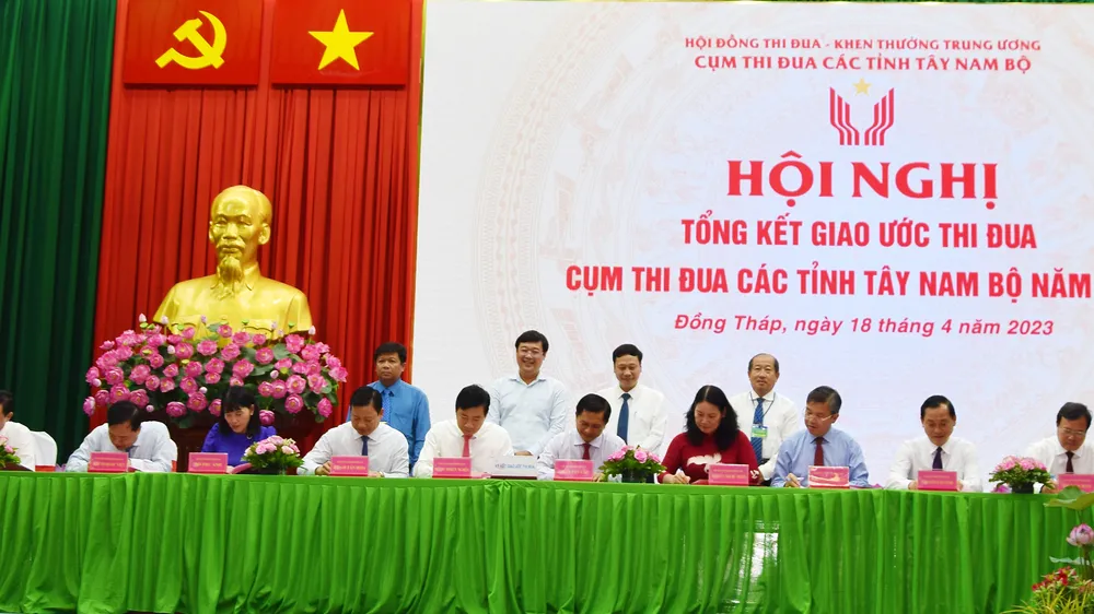 Lãnh đạo các tỉnh Tây Nam bộ ký kết giao ước thi đua năm 2023