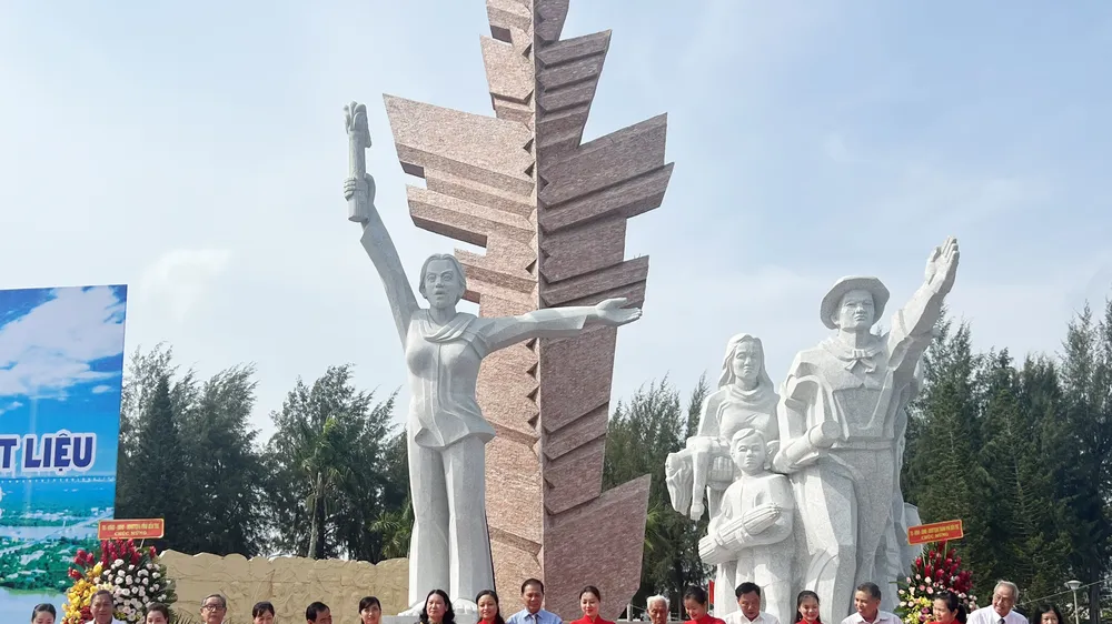 Đại biểu cắt băng khánh thành công trình