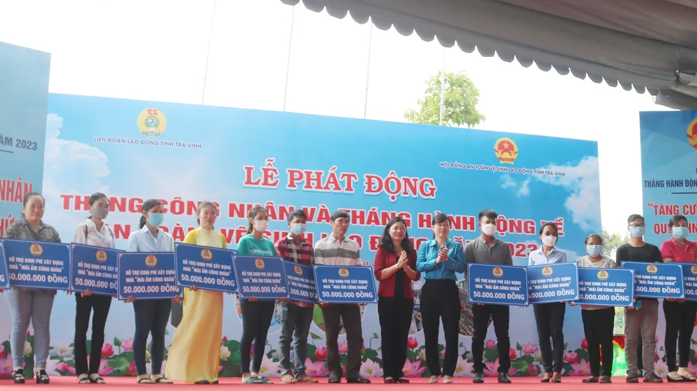 Trao bảng tượng trưng hỗ trợ Mái ấm công đoàn cho 20 công nhân