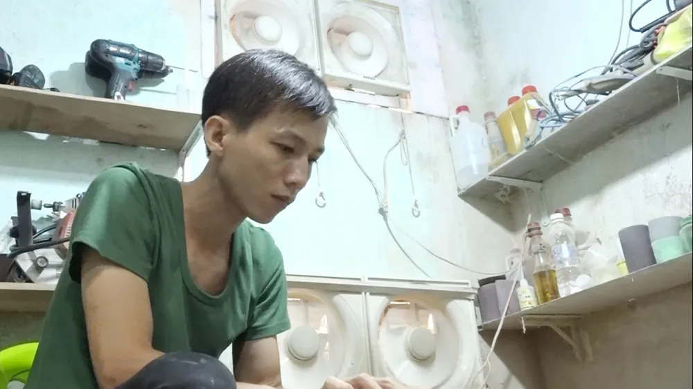 Anh Duy với món cổ vật của khách nhờ phục chế lại