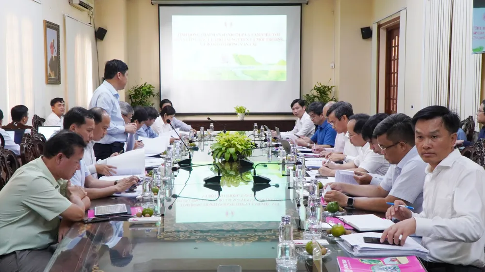 Đoàn công tác làm việc với UBND tỉnh Đồng Tháp. Ảnh: NHỰT AN