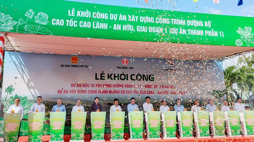 Phó Thủ tướng Trần Lưu Quang cùng các đại biểu thực hiện nghi thức khởi công dự án đường cao tốc Cao Lãnh – An Hữu giai đoạn 1