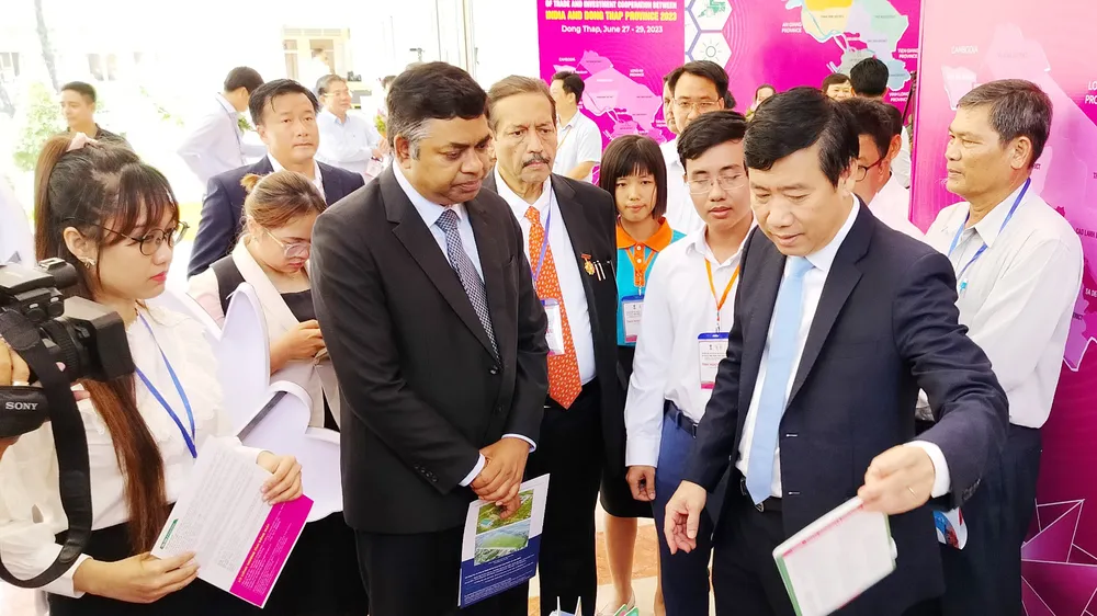 Chủ tịch UBND tỉnh Đồng Tháp Phạm Thiện Nghĩa giới thiệu tiềm năng, thế mạnh của tỉnh cho Ngài Tổng Lãnh sự Ấn Độ tại TPHCM và các nhà đầu tư Ấn Độ