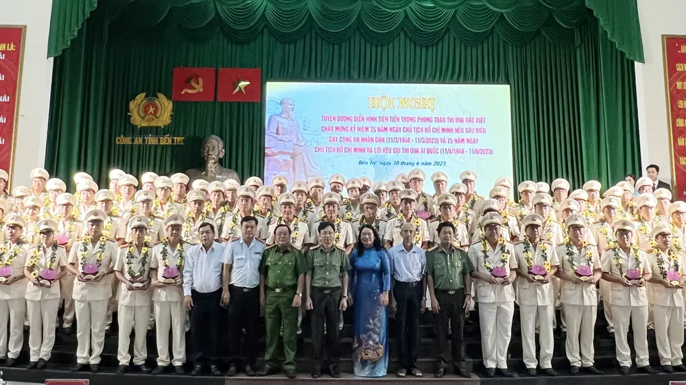 Tuyên dương 75 tập thể, cá nhân đã đạt thành tích xuất sắc trong phong trào thi đua đặc biệt hướng tới kỷ niệm 75 năm Ngày Chủ tịch Hồ Chí Minh nêu Sáu điều dạy Công an nhân dân