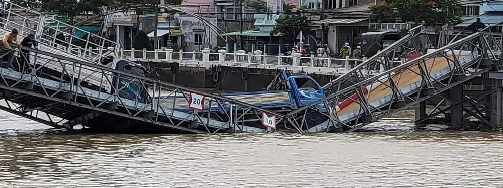 Cầu tạm bị sập trong lúc thử tải trọng