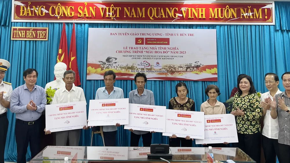 Trao 5 căn nhà tình nghĩa cho gia đình chính sách tại Bến Tre
