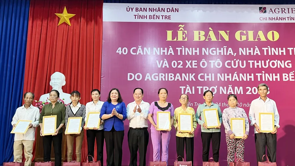 Bàn giao 40 căn nhà tình nghĩa, và xe ô tô cứu thương