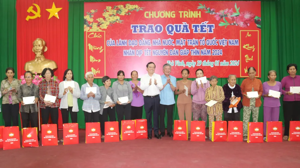 Phó Thủ tướng Chính phủ Trần Lưu Quang trao 140 phần quà tết cho hộ nghèo, công nhân, lao động có hoàn cảnh khó khăn
