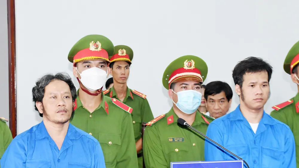 Chương và Cương (trái sang phải) tại phiên toà