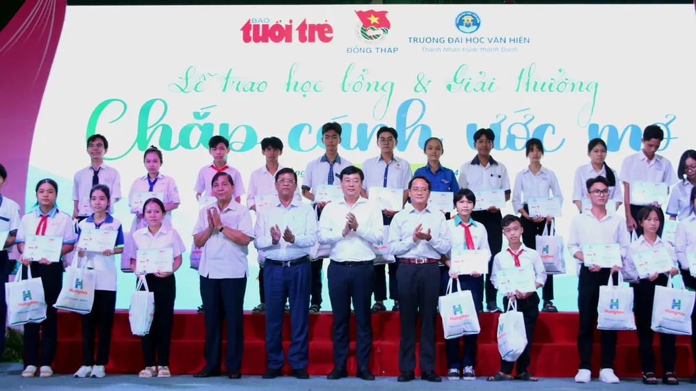 Trao học bổng cho 100 học sinh vượt khó học giỏi tại ĐBSCL