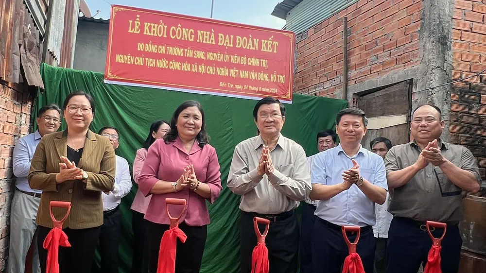 Nguyên Chủ tịch nước Trương Tấn Sang dự lễ khởi công nhà Đại đoàn kết tại Bến Tre
