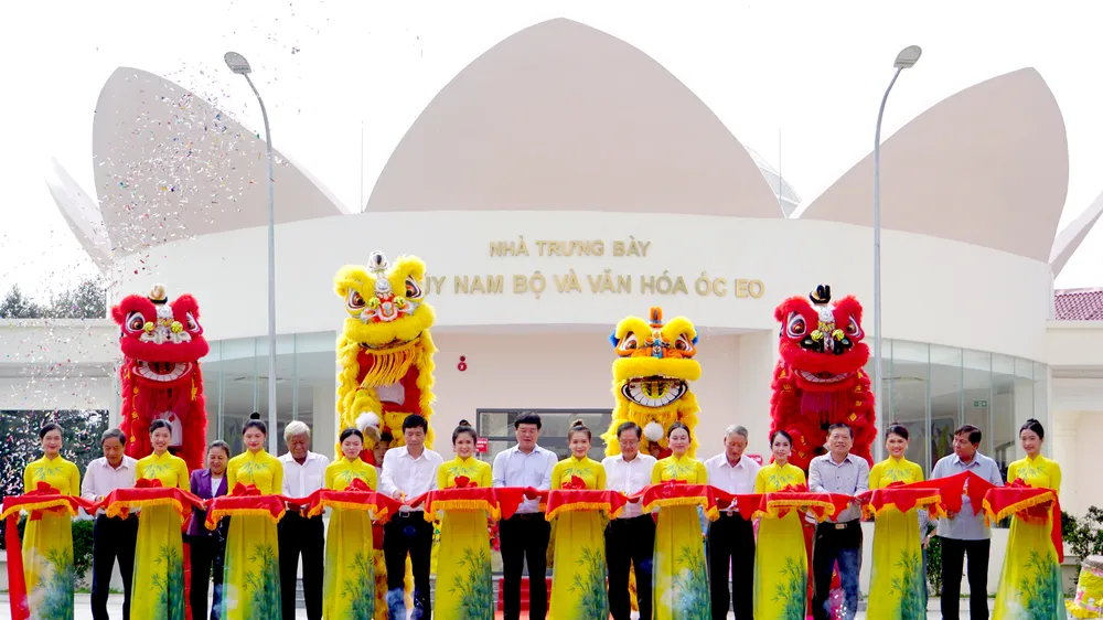 Đồng chí Lê Quốc Phong, Bí thư Tỉnh ủy Đồng Tháp cùng các đại biểu thực hiện nghi thức cắt băng khánh thành. Ảnh: VÕ KHA