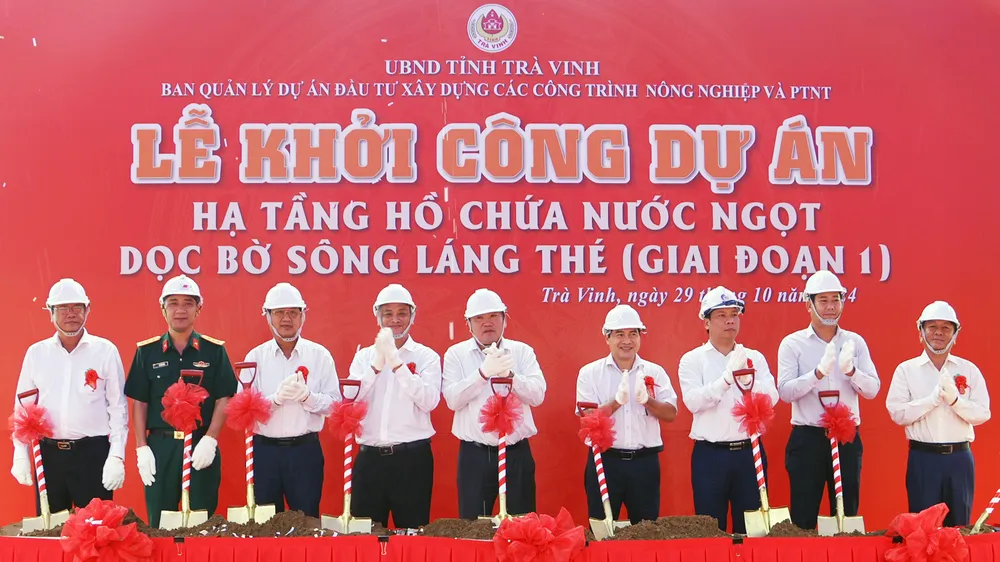 Các đại biểu thực hiện nghi thức khởi công dự án
