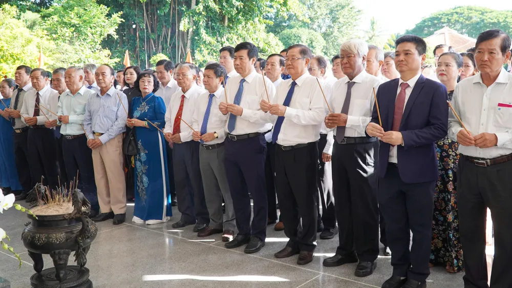 Lãnh đạo UBND tỉnh Đồng Tháp và người dân đến dâng hương Cụ Phó bảng Nguyễn Sinh Sắc