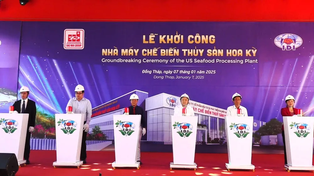 Phó Bí thư Thường trực, Chủ tịch HĐND tỉnh Đồng Tháp cùng các đại biểu thực hiện nghi thức khởi công nhà máy. Ảnh: ĐĂNG KHOA