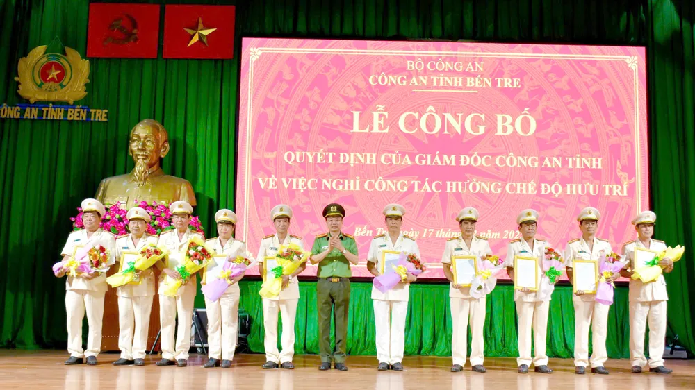 Trao quyết định nghỉ hưu theo nguyện vọng cho 25 đồng chí là lãnh đạo cấp phòng, huyện thuộc lực lượng Công an tỉnh Bến Tre. Ảnh: Công an Bến Tre