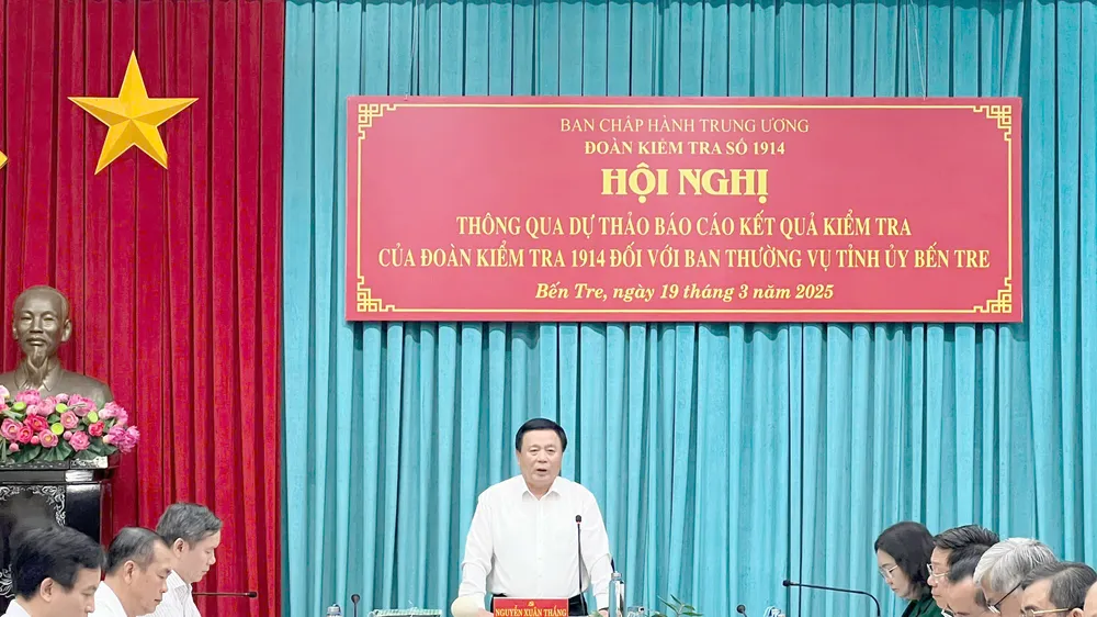 Đồng chí Nguyễn Xuân Thắng, Ủy viên Bộ Chính trị, Giám đốc Học viện Chính trị Quốc gia Hồ Chí Minh phát biểu tại hội nghị