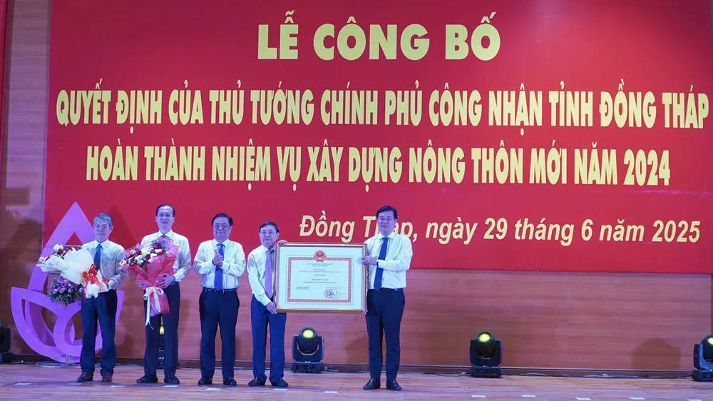 Đồng chí Lê Minh Hoan, Phó Chủ tịch Quốc hội trao quyết định Thủ tướng Chính phủ công nhận tỉnh Đồng Tháp hoàn thành nhiệm vụ xây dựng Nông thôn mới 2024. Ảnh: PT