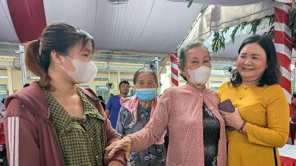 Tặng quà, khám chữa bệnh cho người có công ở quê hương Đồng Khởi
