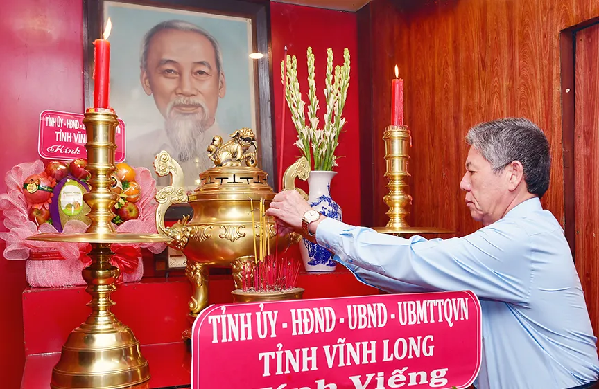 Bí thư Tỉnh ủy Vĩnh Long Ngô Chí Cường dâng hương tại Đền thờ Chủ tịch Hồ Chí Minh. Ảnh: BT