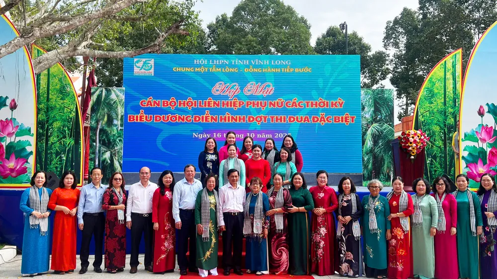 Các đại biểu chụp hình lưu niệm