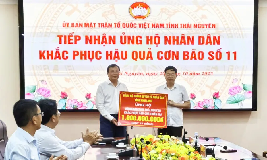 Thay mặt Đảng bộ, chính quyền và nhân dân tỉnh Vĩnh Long, đồng chí Lê Văn Hẳn, Chủ tịch Ủy ban MTTQ Việt Nam tỉnh Vĩnh Long tặng tỉnh Thái Nguyên 1 tỷ đồng khắc phục thiên tai. Ảnh: QH