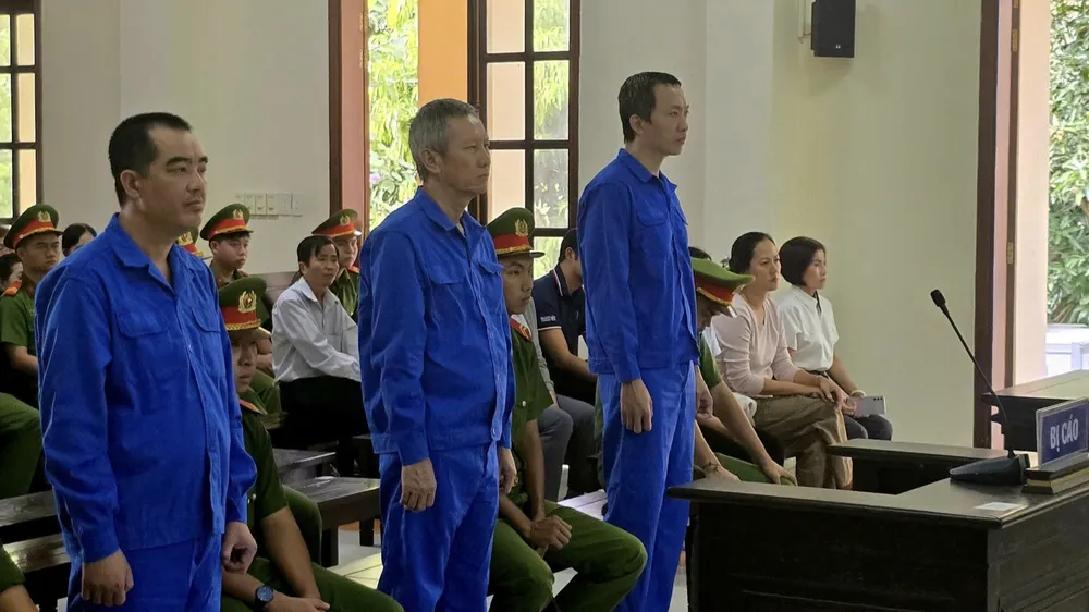 Bị cáo Nguyễn Thiện Chí ở giữa. Ảnh: HT