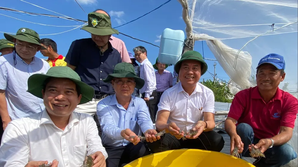 Đoàn công tác Bộ NN-MT khảo sát thực tế tại vùng nuôi tôm công nghệ cao thuộc khu vực huyện Ba Tri trước đây. Ảnh: TÍN HUY