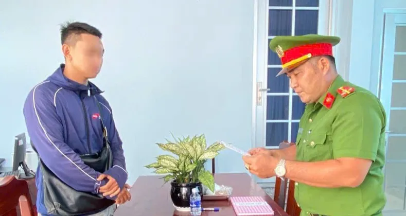 Một người dân bị xử lý vi phạm hành chính vì hành vi "Sử dụng công cụ kích điện để khai thác thủy sản". Ảnh: CACC