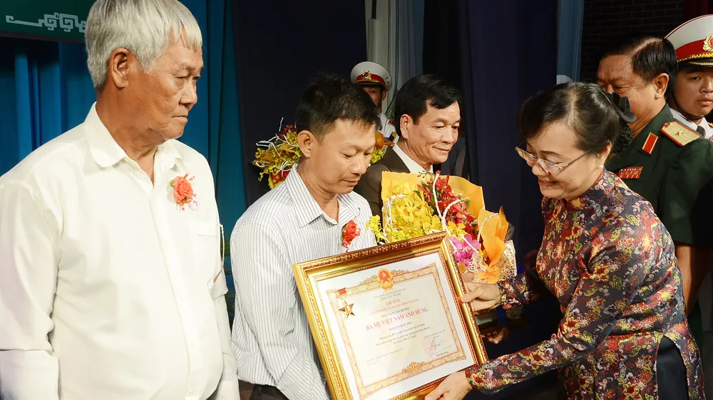  Đồng chí Nguyễn Thị Quyết Tâm trao danh hiệu Mẹ Việt Nam anh hùng cho gia đình các mẹ