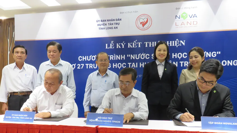 Đại diện các bên ký kết thực hiện chương trình “Nước sạch học đường”