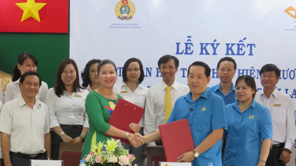 Lãnh đạo LĐLĐ TPHCM và Bưu điện TP ký kết thỏa thuận hợp tác