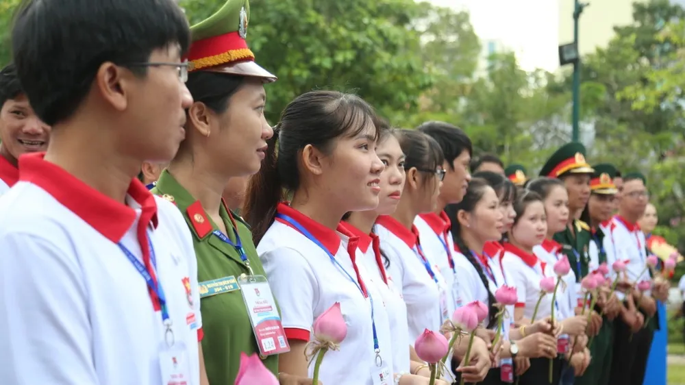 Các Bí thư Chi đoàn giỏi dâng hoa trước tượng đài Chủ tịch Hồ Chí Minh