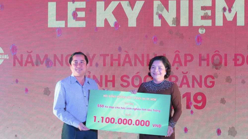 Bà Nguyễn Thị Như Thuỷ, Chủ tịch Hội Đồng hương Sóc Trăng tại TPHCM trao bảng tặng xe đạp cho học sinh nghèo 