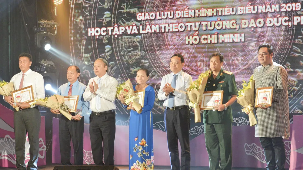 Đồng chí Võ Văn Phuông và đồng chí Trần Lưu Quang chúc mừng các tập thể và cá nhân đã có thành tích trong học tập và làm theo tư tưởng, đạo đức, phong cách Hồ Chí Minh. Ảnh: VIỆT DŨNG