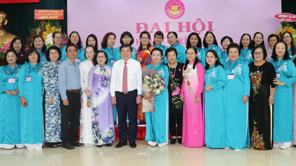 Lãnh đạo TPHCM chúc mừng các nữ trí thức tại Đại hội 