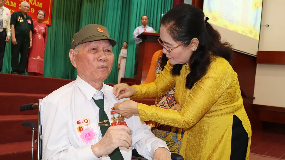 Đồng chí Nguyễn Thị Lệ, Phó Bí thư Thành ủy, Chủ tịch HĐND TPHCM trao huy hiệu 60 năm tuổi Đảng cho đảng viên Đảng bộ quận 11