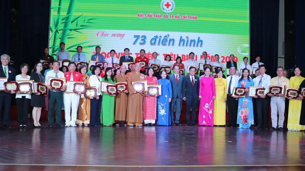 Các điển hình "Hoa việc thiện" được tuyên dương cấp thành phố
