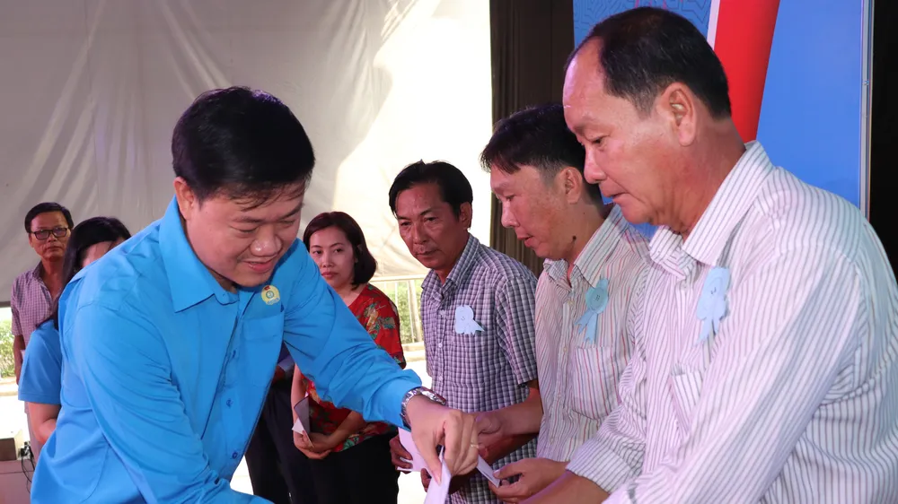 Chủ tịch Công đoàn Viên Chức TPHCM Lương Tuấn Anh trao quà tết CC-VC-NLĐ khó khăn
