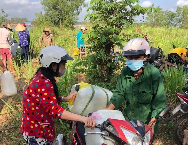 Người dân Bến Tre vui mừng nhận nước ngọt tiếp sức từ TPHCM