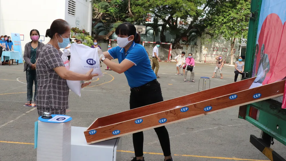 CEP trao quà cho hơn 625 lao động nghèo