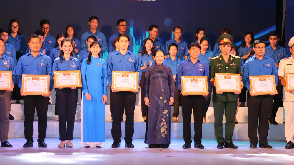 Đồng chí Võ Thị Dung, Phó Bí thư Thành ủy TPHCM trao bằng khen các điển hình thanh niên tiên tiến làm theo lời Bác