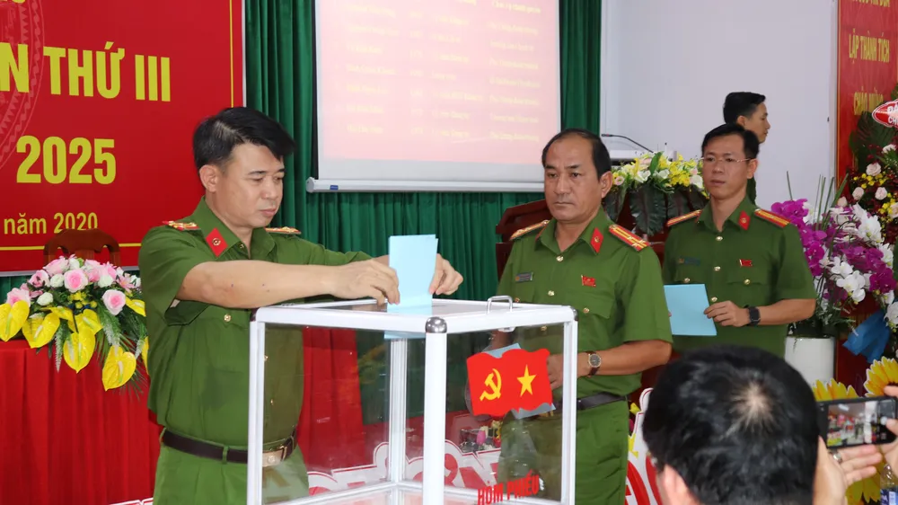 Các đại biểu bầu Ban chấp hành Đảng bộ Trung đoàn CSCĐ Đông Nam TPHCM