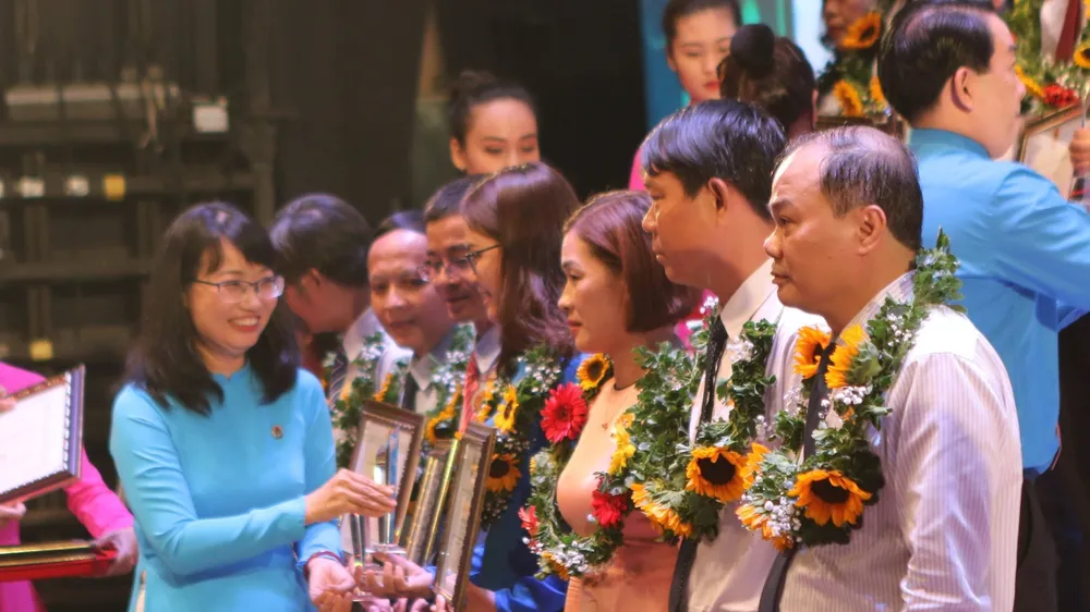 Đồng chí Trần Thị Diệu Thúy, Chủ tịch LĐLĐ TPHCM tuyên dương cá nhân người lao động tiêu biểu