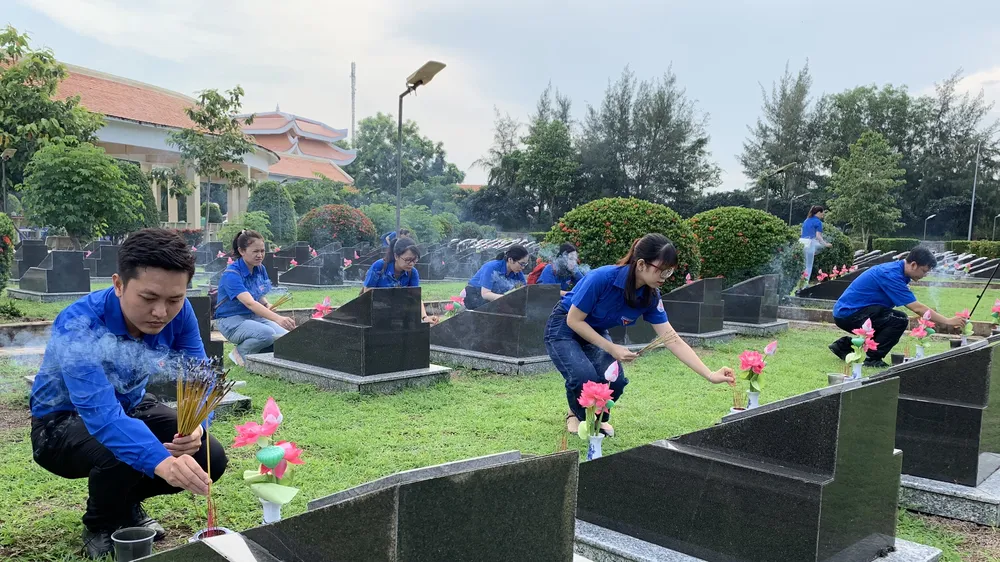 Đoàn viên thanh niên thắp hương tại nghĩa trang liệt sĩ Rừng Sác